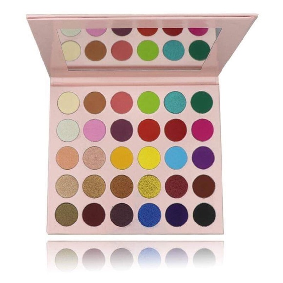 Level Up Cosmetics Other - Level Up stay Dust Free Eyeshadow Palette